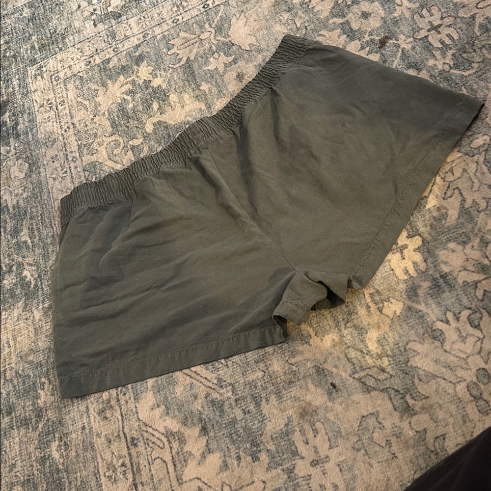 Aerie Army Green Double Pocket Shorts - Picture 4 of 4